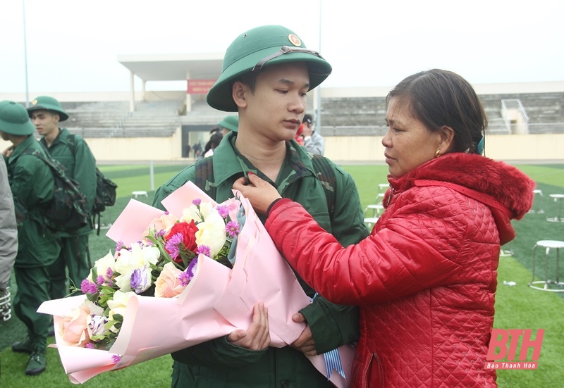 Các đồng chí Ủy viên Ban Thường vụ Tỉnh ủy, Thường trực HĐND, UBND tỉnh dự Lễ giao nhận quân tại các địa phương trong tỉnh