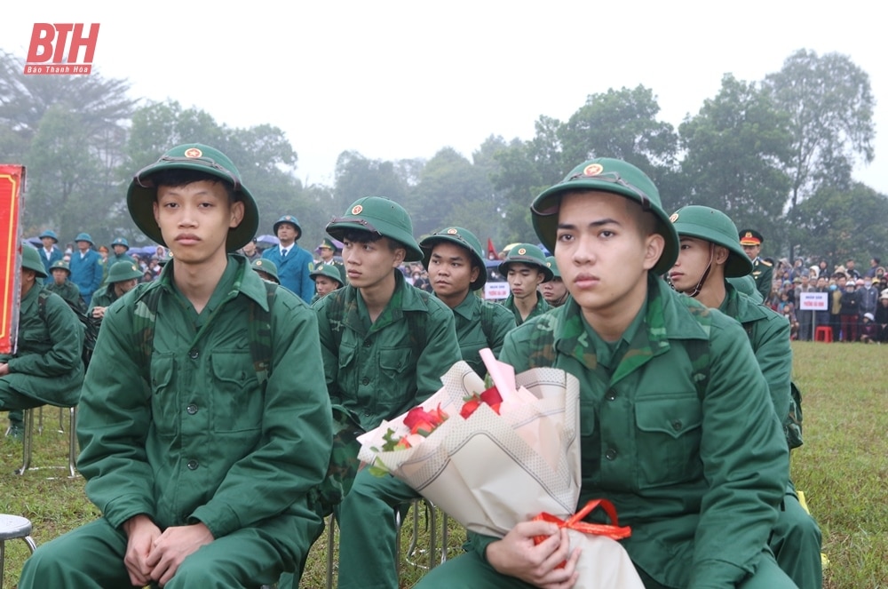 Phó Bí thư Tỉnh ủy Trịnh Tuấn Sinh động viên thanh niên ưu tú thị xã Nghi Sơn lên đường nhập ngũ