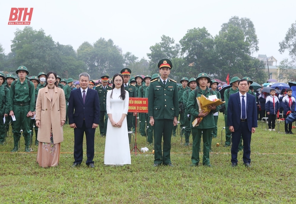 Phó Bí thư Tỉnh ủy Trịnh Tuấn Sinh động viên thanh niên ưu tú thị xã Nghi Sơn lên đường nhập ngũ