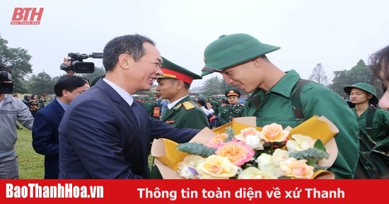 Deputy Secretary of the Provincial Party Committee Trinh Tuan Sinh encouraged outstanding youth of Nghi Son town to join the army.