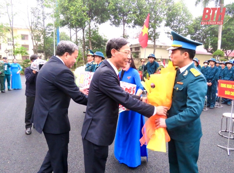 สมาชิกคณะกรรมการประจำพรรคจังหวัด คณะกรรมการประจำสภาประชาชนจังหวัด และคณะกรรมการประชาชนจังหวัด เข้าร่วมพิธีเกณฑ์ทหารในท้องที่ต่างๆ ทั่วจังหวัด