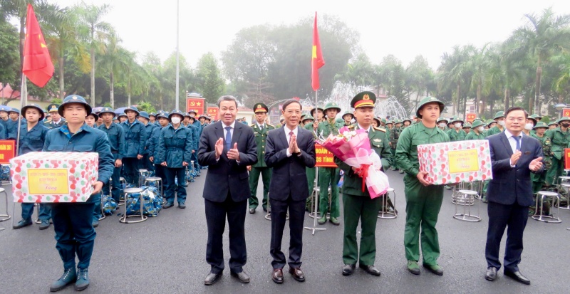 Các đồng chí Ủy viên Ban Thường vụ Tỉnh ủy, Thường trực HĐND, UBND tỉnh dự Lễ giao nhận quân tại các địa phương trong tỉnh