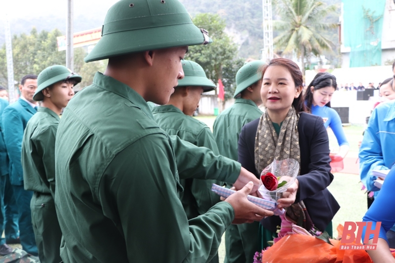 Các đồng chí Ủy viên Ban Thường vụ Tỉnh ủy, Thường trực HĐND, UBND tỉnh dự Lễ giao nhận quân tại các địa phương trong tỉnh