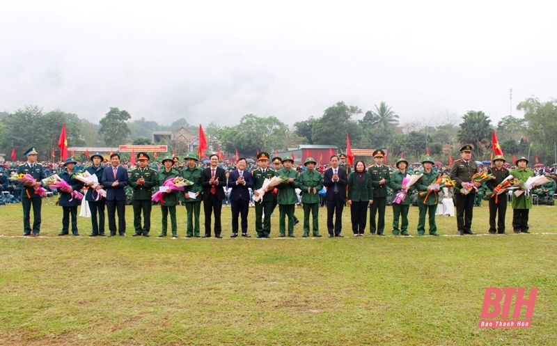 Các đồng chí Ủy viên Ban Thường vụ Tỉnh ủy, Thường trực HĐND, UBND tỉnh dự Lễ giao nhận quân tại các địa phương trong tỉnh