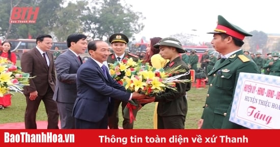 Các đồng chí Ủy viên Ban Thường vụ Tỉnh ủy, Thường trực HĐND, UBND tỉnh dự Lễ giao nhận quân tại các địa phương trong tỉnh