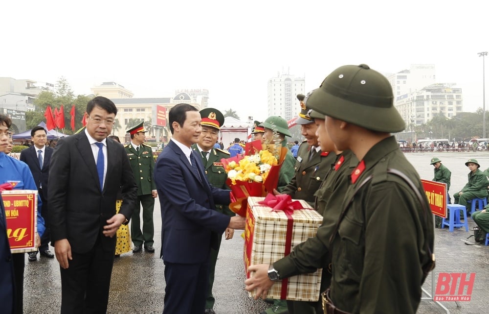 Chủ tịch UBND tỉnh Đỗ Minh Tuấn dự lễ giao, nhận quân tại TP Thanh Hóa