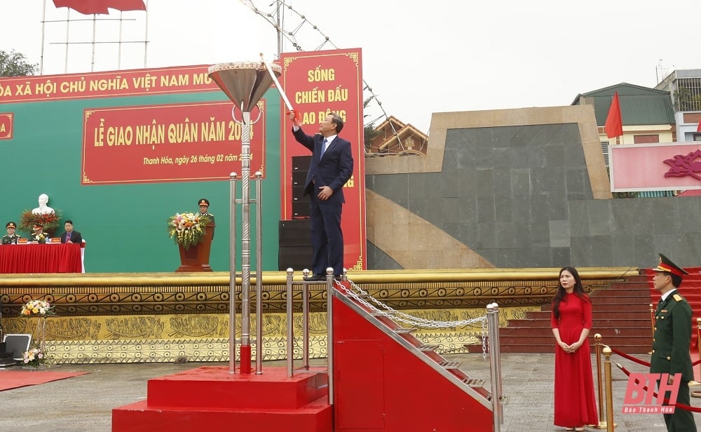 Le président du Comité populaire provincial, Do Minh Tuan, a assisté à la cérémonie de remise du commandement militaire dans la ville de Thanh Hoa.