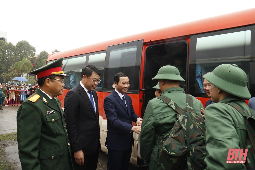 Le président du Comité populaire provincial, Do Minh Tuan, a assisté à la cérémonie de remise du commandement militaire dans la ville de Thanh Hoa.