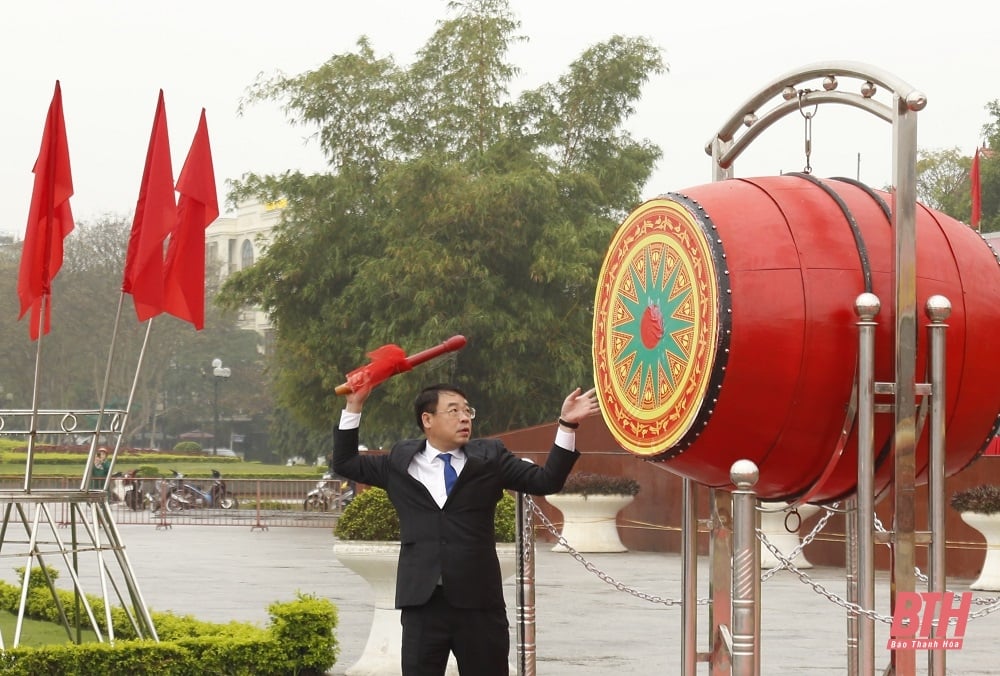 Le président du Comité populaire provincial, Do Minh Tuan, a assisté à la cérémonie de remise du commandement militaire dans la ville de Thanh Hoa.