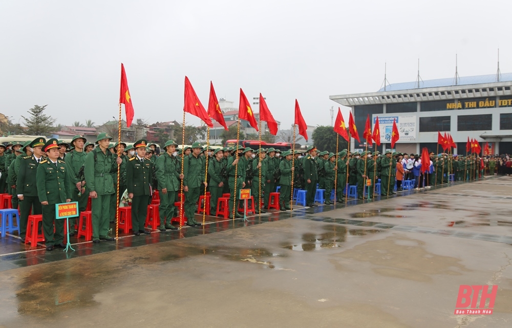 Phó Bí thư Thường trực Tỉnh ủy Lại Thế Nguyên dự lễ giao, nhận quân tại Hoằng Hóa