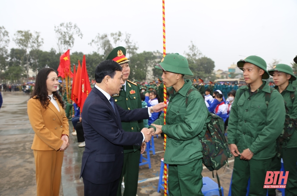 Phó Bí thư Thường trực Tỉnh ủy Lại Thế Nguyên dự lễ giao, nhận quân tại Hoằng Hóa