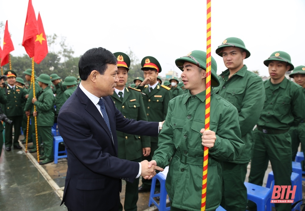 Phó Bí thư Thường trực Tỉnh ủy Lại Thế Nguyên dự lễ giao, nhận quân tại Hoằng Hóa