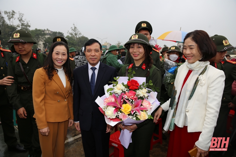 Phó Bí thư Thường trực Tỉnh ủy Lại Thế Nguyên dự lễ giao, nhận quân tại Hoằng Hóa