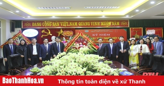 Dao Xuan Yen, jefe del Departamento de Propaganda del Comité Provincial del Partido, felicita a los hospitales por el Día del Médico Vietnamita