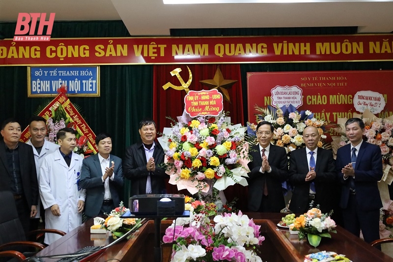 Phó Chủ tịch UBND tỉnh Đầu Thanh Tùng thăm, chúc mừng các cơ sở y tế nhân Ngày Thầy thuốc Việt Nam