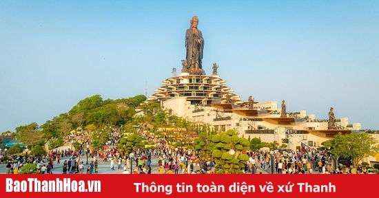 A sea of ​​people flocked to Ba Den Mountain to celebrate the Lantern Festival and attend the lantern offering ceremony.