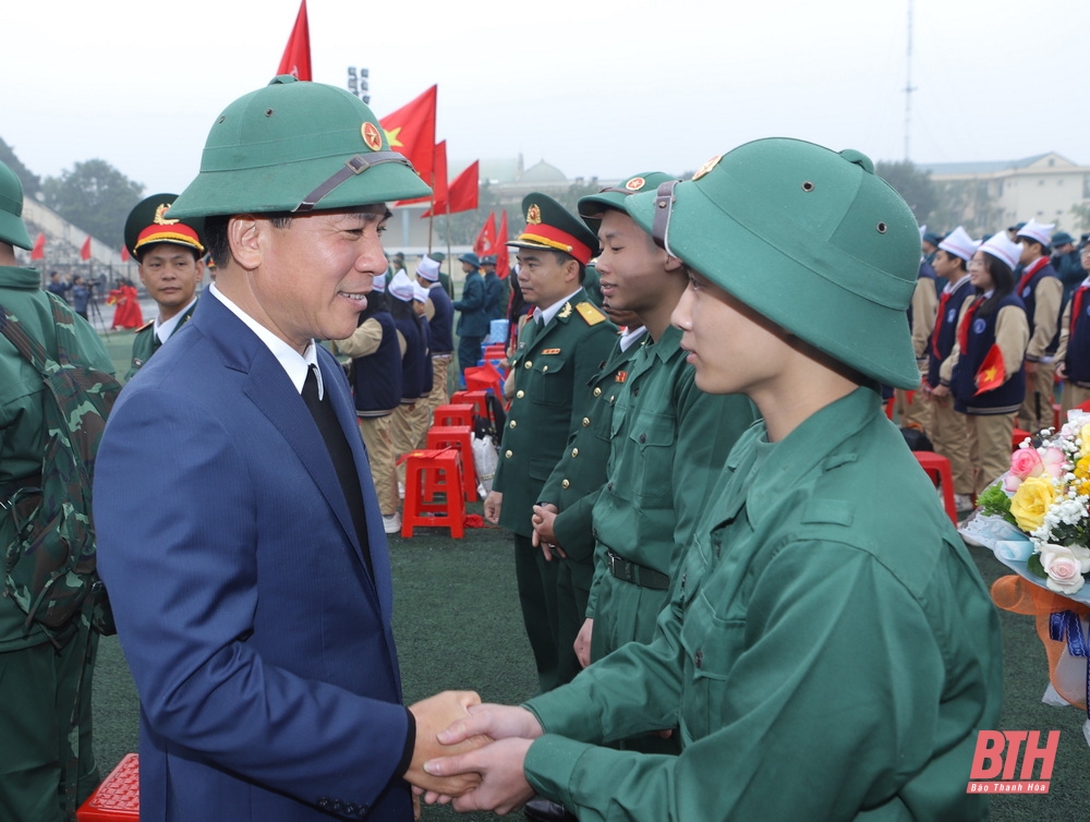 ド・チョン・フン省党書記は入隊式に出席し、クアン・スオン県の若者に軍に入隊するよう奨励した。