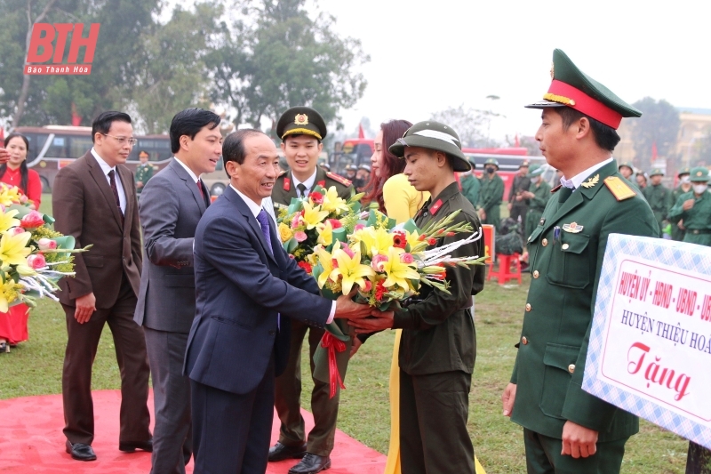 Các đồng chí Ủy viên Ban Thường vụ Tỉnh ủy, Thường trực HĐND, UBND tỉnh dự Lễ giao nhận quân tại các địa phương trong tỉnh