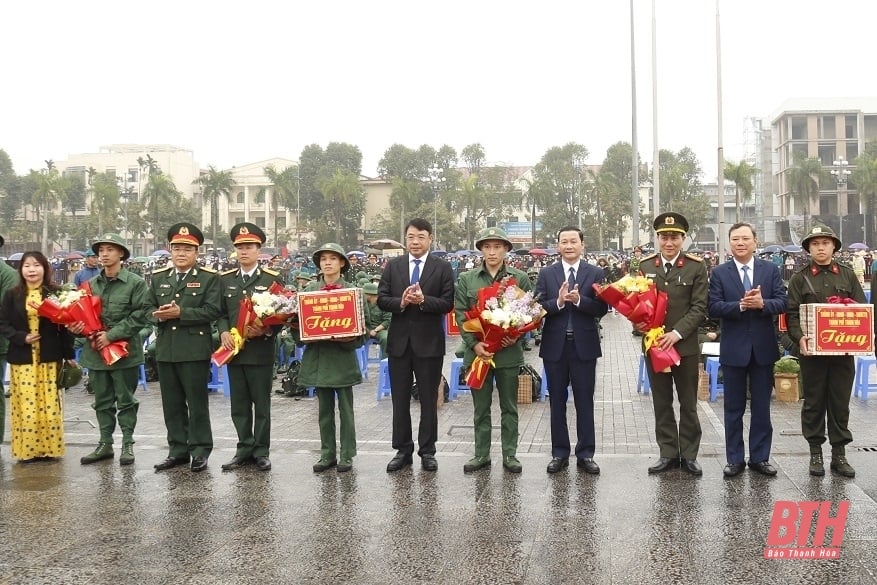 Le président du Comité populaire provincial, Do Minh Tuan, a assisté à la cérémonie de remise du commandement militaire dans la ville de Thanh Hoa.