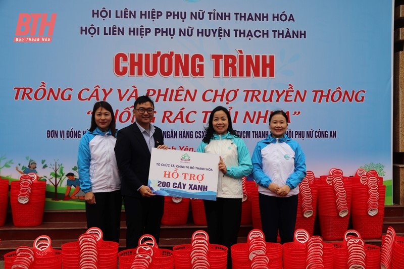 Ra quân trồng cây và tổ chức phiên chợ truyền thông phòng, chống rác thải nhựa