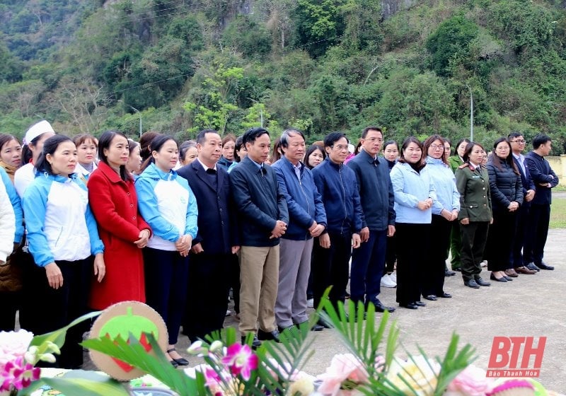 Ra quân trồng cây và tổ chức phiên chợ truyền thông phòng, chống rác thải nhựa