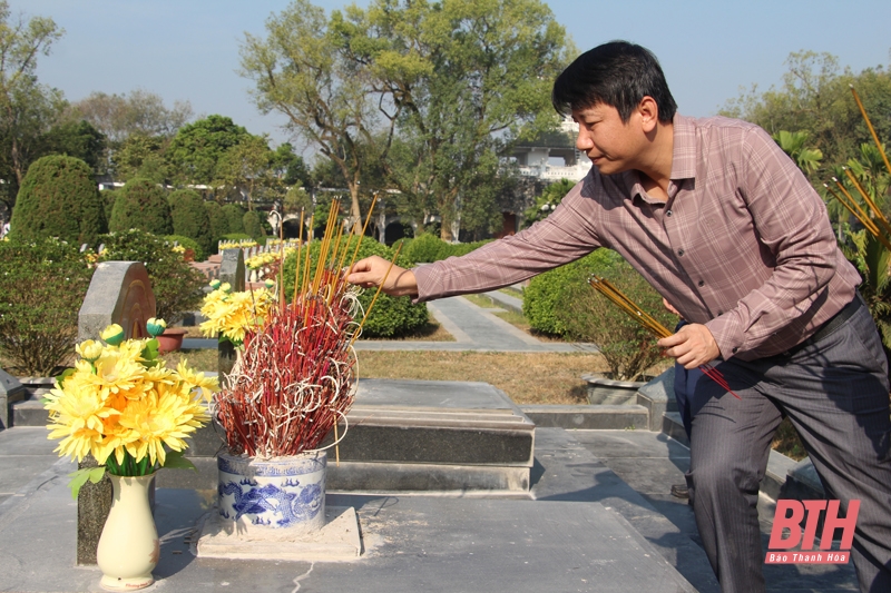 Đoàn công tác của Báo Thanh Hóa thăm chiến trường Điện Biên Phủ