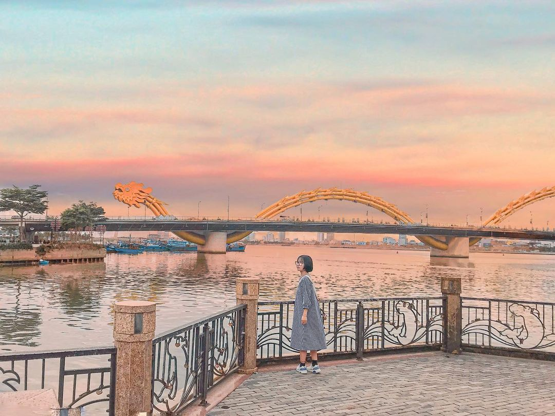 Мост Дракона в Дананге извергает огонь и воду, находясь прямо в центре города