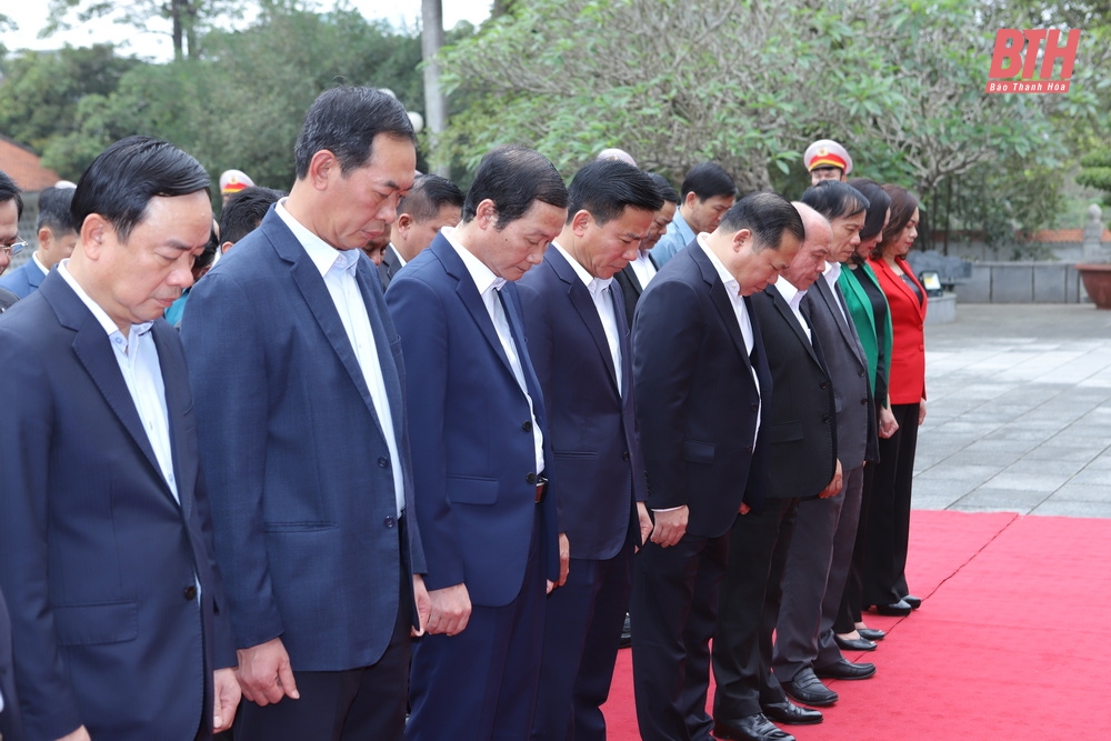 Đoàn đại biểu hai tỉnh Hòa Bình và Thanh Hóa dâng hoa, dâng hương tưởng niệm Chủ tịch Hồ Chí Minh