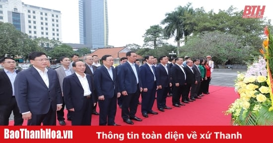 Delegationen aus den Provinzen Hoa Binh und Thanh Hoa brachten Blumen und Weihrauch zum Gedenken an Präsident Ho Chi Minh dar.