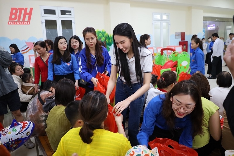 Entrega del patio de juegos para niños en el Hospital Infantil Thanh Hoa