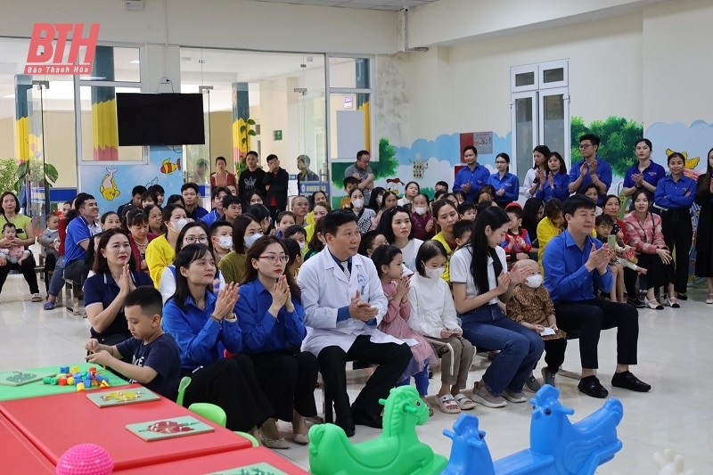 Entrega del patio de juegos para niños en el Hospital Infantil Thanh Hoa