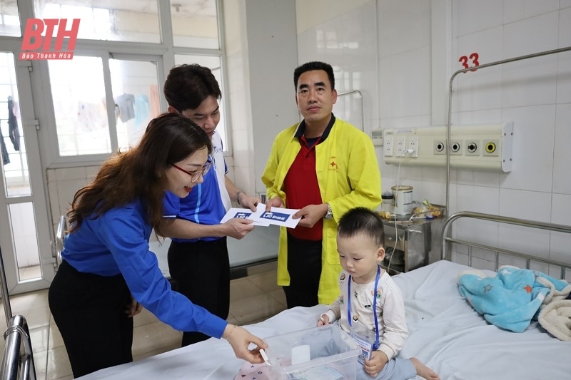 Entrega del patio de juegos para niños en el Hospital Infantil Thanh Hoa