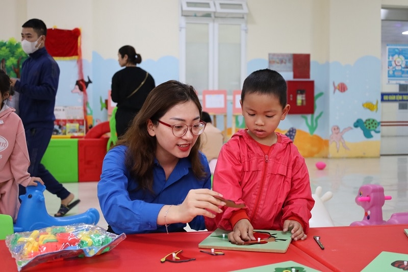 Entrega del patio de juegos para niños en el Hospital Infantil Thanh Hoa