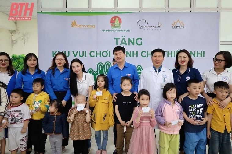 Entrega del patio de juegos para niños en el Hospital Infantil Thanh Hoa