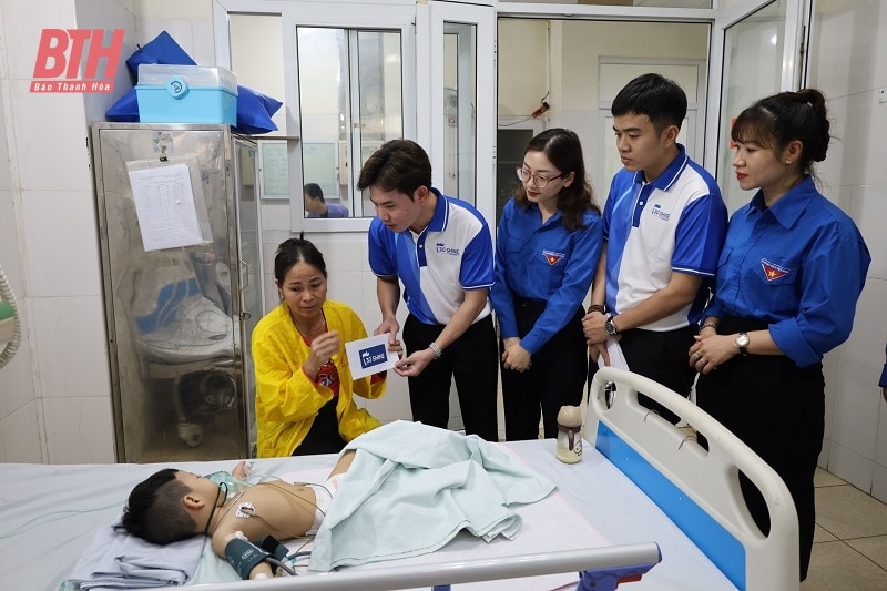 Entrega del patio de juegos para niños en el Hospital Infantil Thanh Hoa