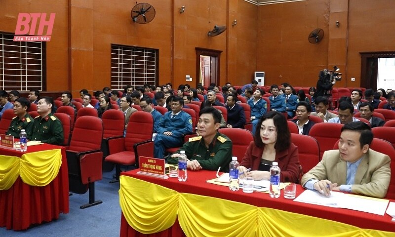 La ciudad de Thanh Hoa capacita y dicta conferencias políticas para milicianos y fuerzas de autodefensa.