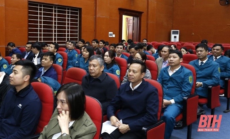 La ciudad de Thanh Hoa capacita y dicta conferencias políticas para milicianos y fuerzas de autodefensa.