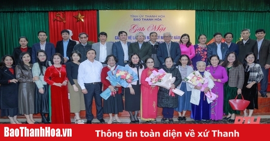 Encuentro con generaciones de empleados del periódico Thanh Hoa