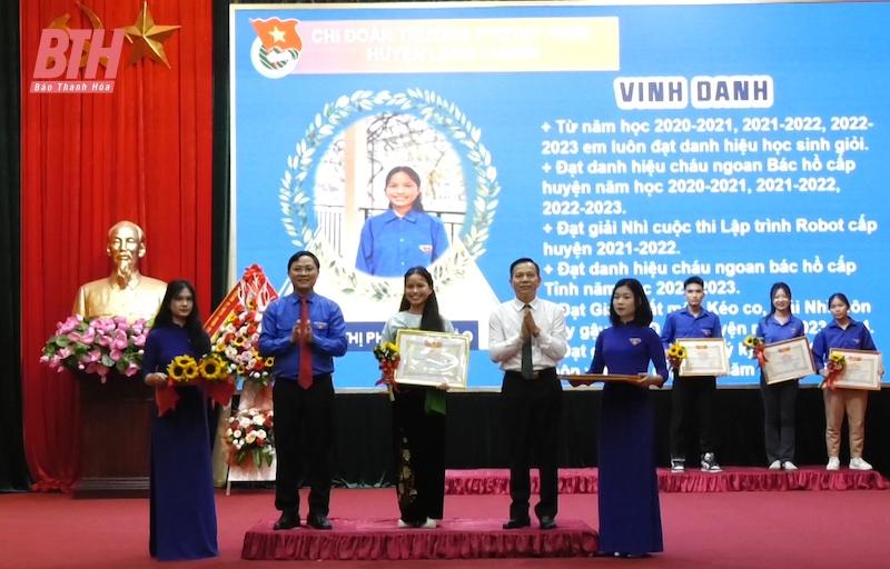 Lang Chanh: Honoring 26 exemplary union officials and youth union members