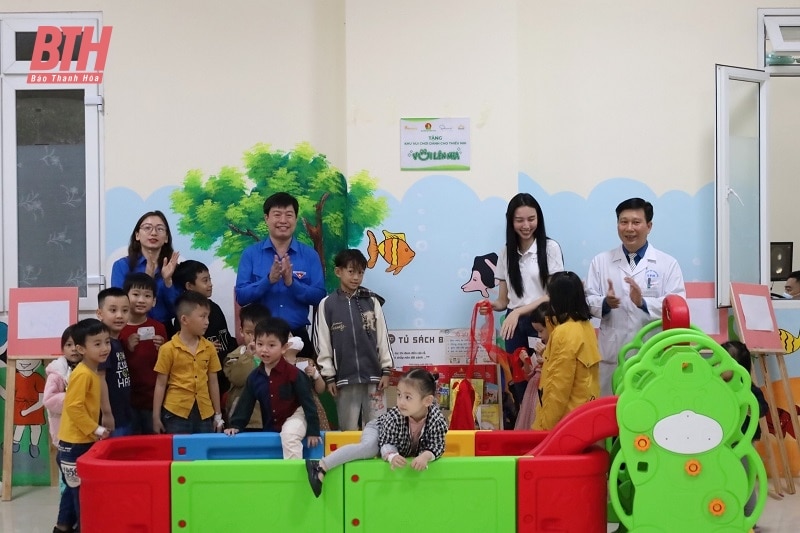 Entrega del patio de juegos para niños en el Hospital Infantil Thanh Hoa