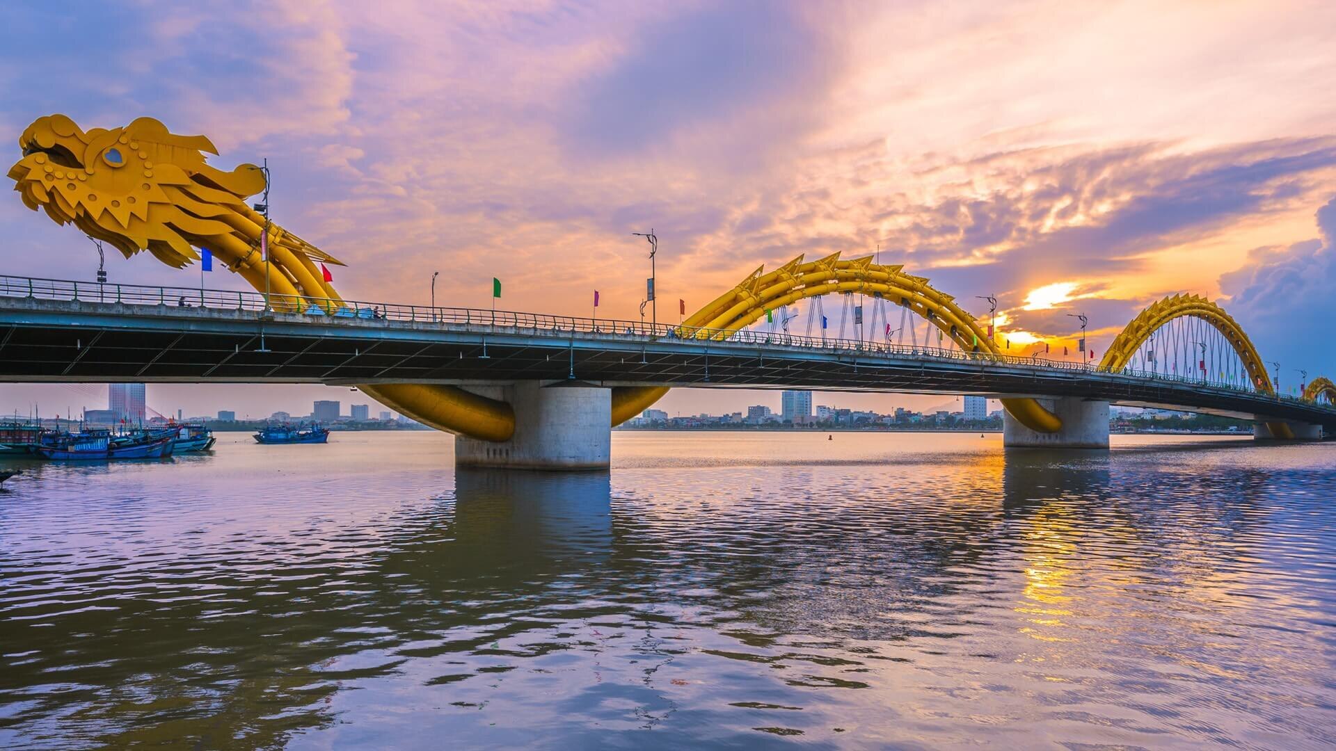 Мост Дракона в Дананге извергает огонь и воду, находясь прямо в центре города