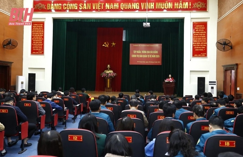 La ciudad de Thanh Hoa capacita y dicta conferencias políticas para milicianos y fuerzas de autodefensa.