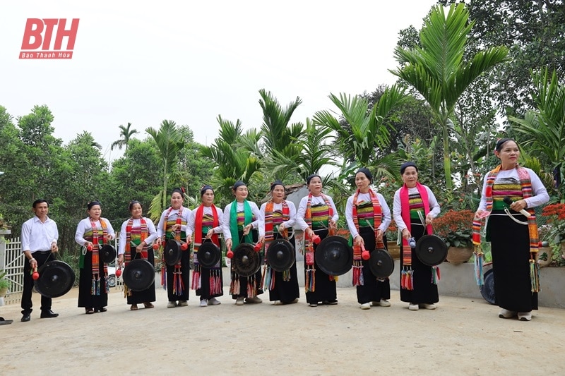 Go to Ngoc Lac to listen to the sound of gongs