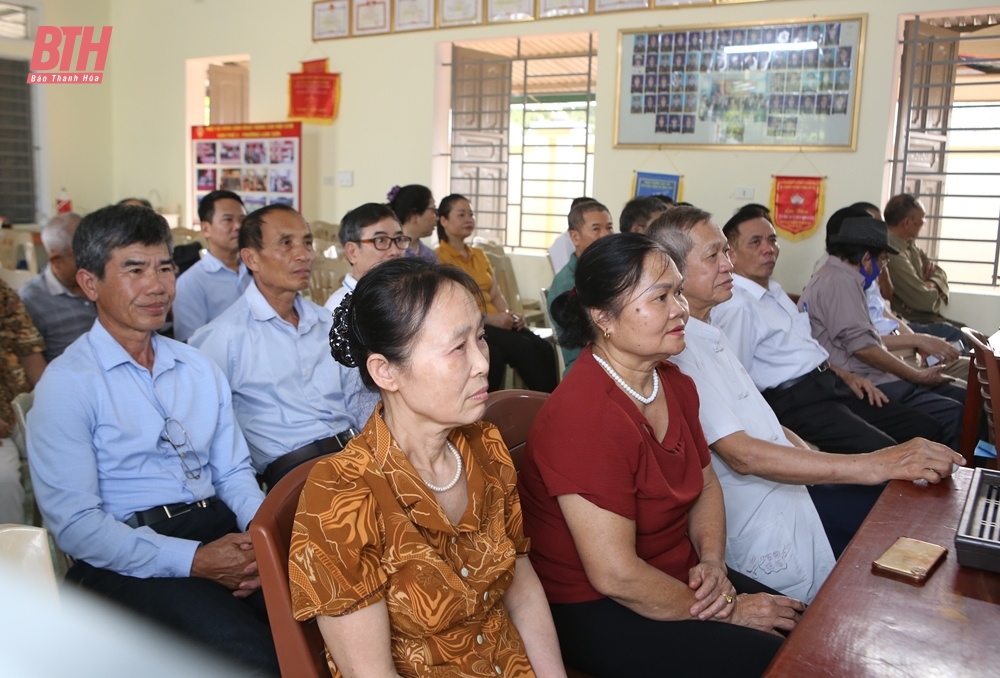 Deputy Secretary of the Provincial Party Committee Trinh Tuan Sinh attended the meeting with the Party Cell of Ward 2.