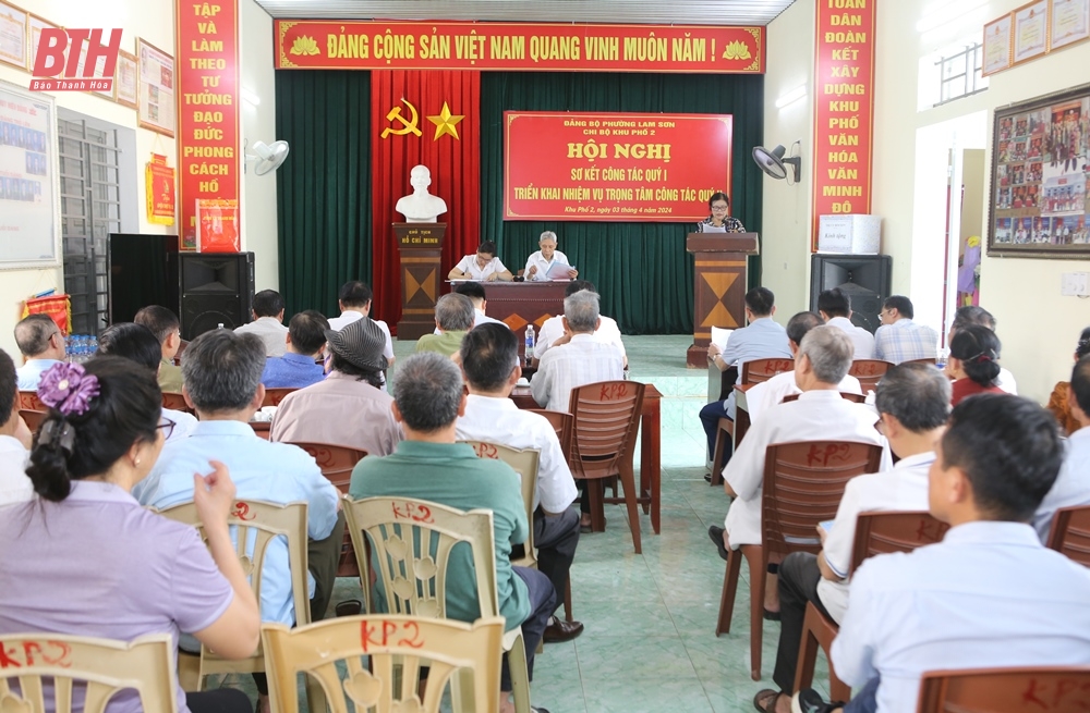 Deputy Secretary of the Provincial Party Committee Trinh Tuan Sinh attended the meeting with the Party Cell of Ward 2.