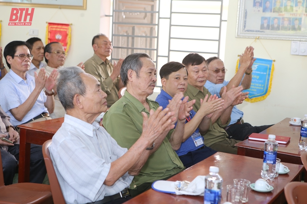 Deputy Secretary of the Provincial Party Committee Trinh Tuan Sinh attended the meeting with the Party Cell of Ward 2.