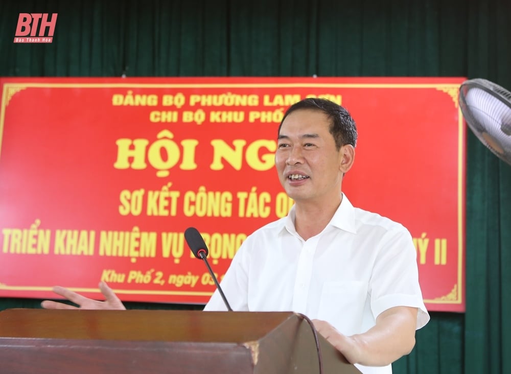 Deputy Secretary of the Provincial Party Committee Trinh Tuan Sinh attended the meeting with the Party Cell of Ward 2.