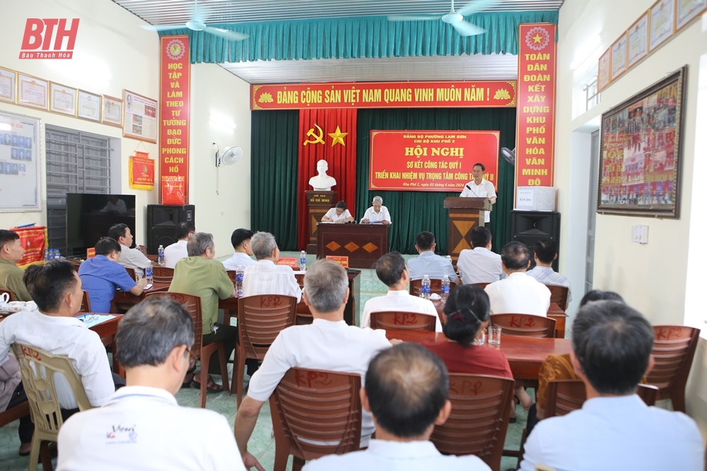 Deputy Secretary of the Provincial Party Committee Trinh Tuan Sinh attended the meeting with the Party Cell of Ward 2.