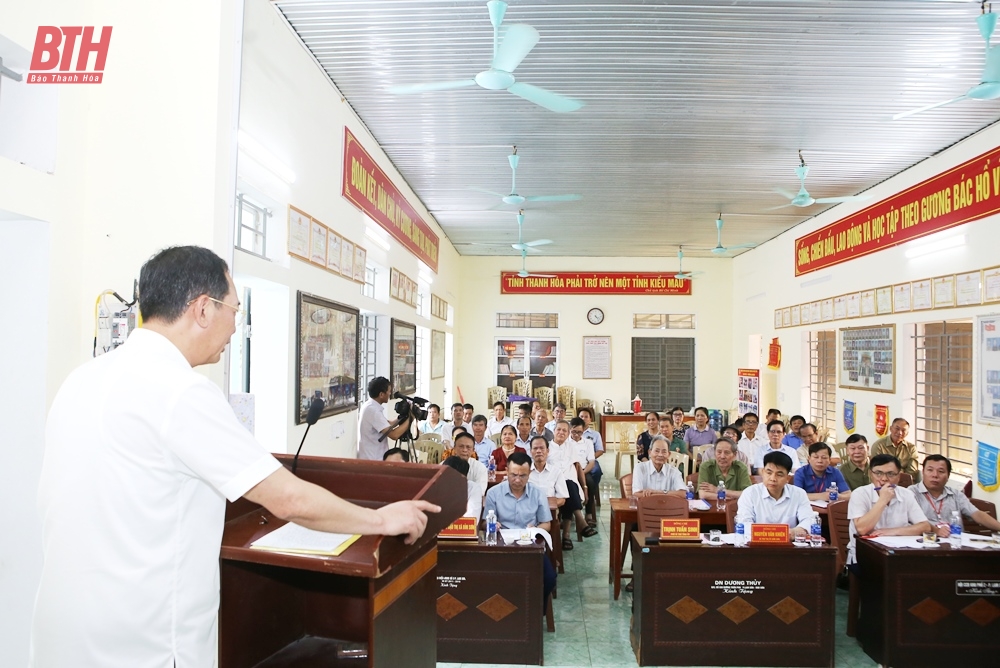 Deputy Secretary of the Provincial Party Committee Trinh Tuan Sinh attended the meeting with the Party Cell of Ward 2.