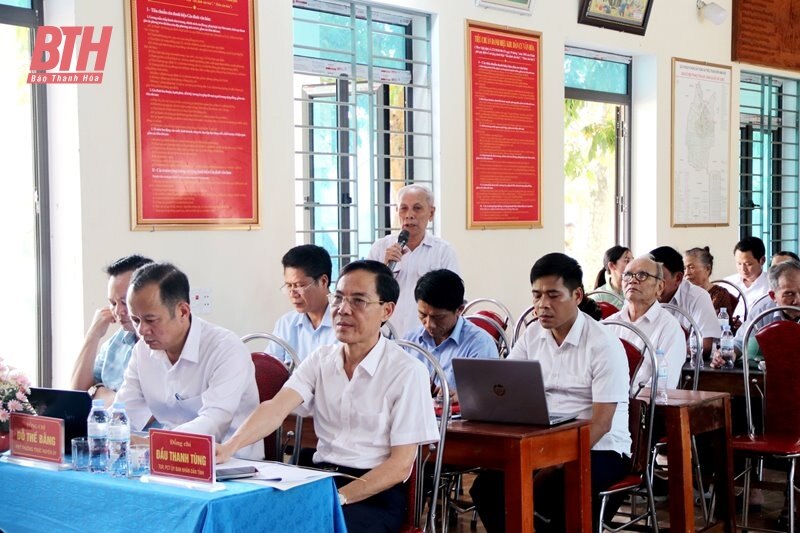 Le vice-président du Comité populaire provincial, Dau Thanh Tung, a assisté à la réunion de la cellule de base du parti.